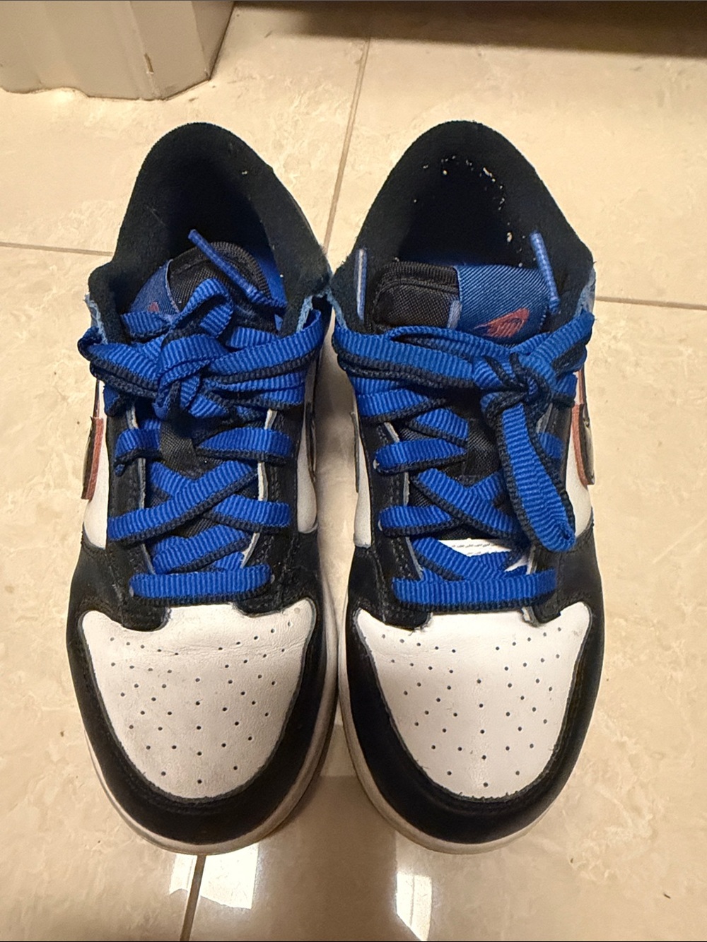 Nike Kids Low-Top Sneakers in White, Black & Blue